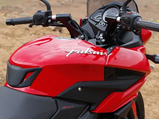 bajaj-pulsar-as150-review-india-road-yenthiran